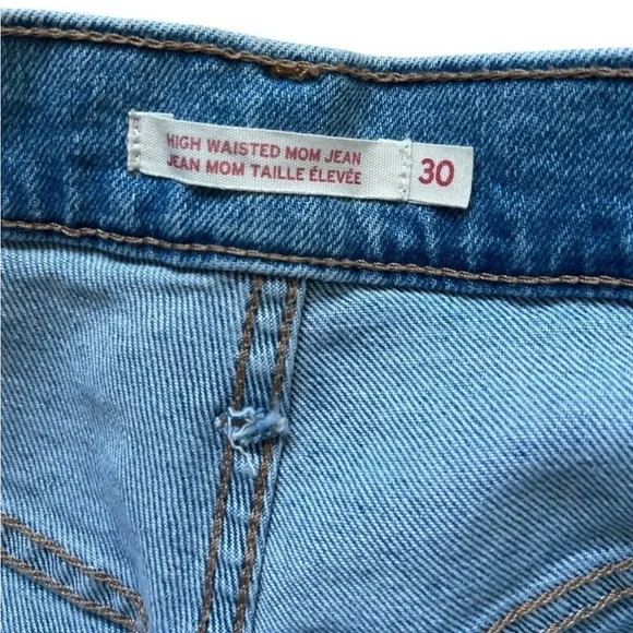 Levi's High Waisted Mom Jeans In A Light Blue Wash Size 30 - Picture 10 of 13